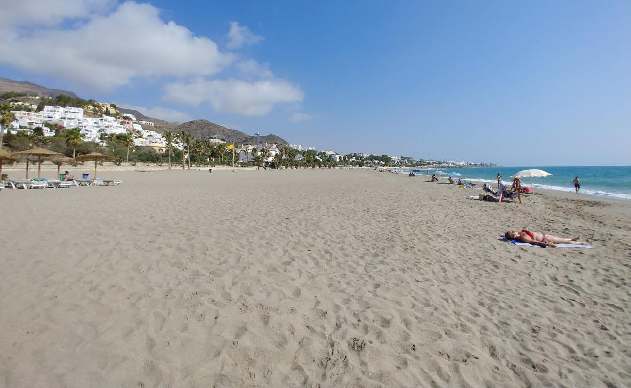 Photo de Playa de la Mena avec sable lumineux de surface