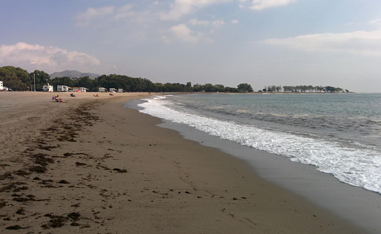 Photo de Playa de Quitapellejos avec sable lumineux de surface