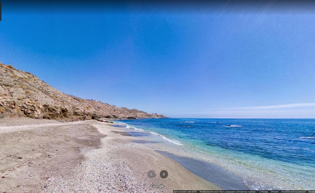 Photo de Playa de la Invencible avec l'eau cristalline de surface