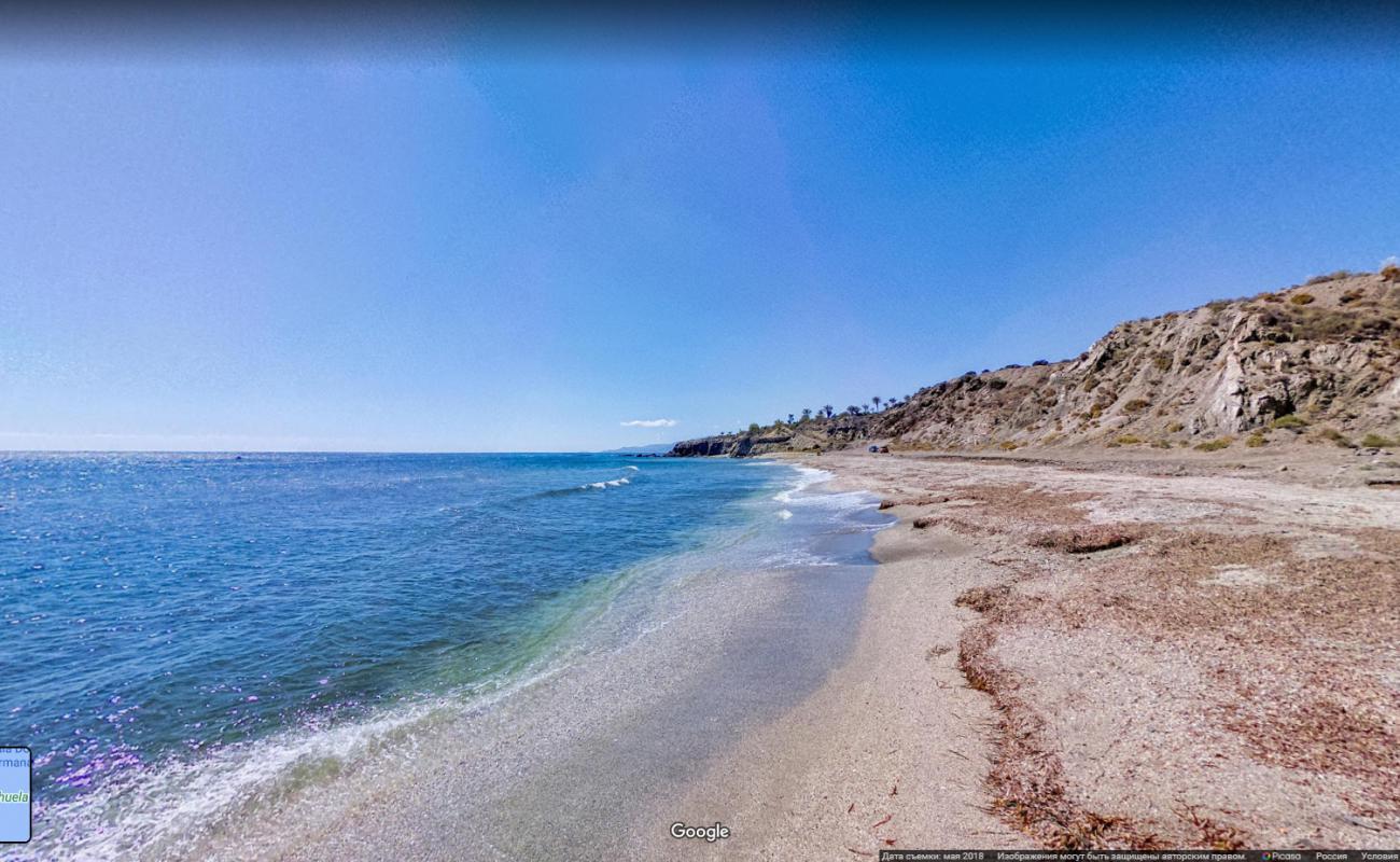 Photo de Cala Cabezo Negro avec l'eau cristalline de surface