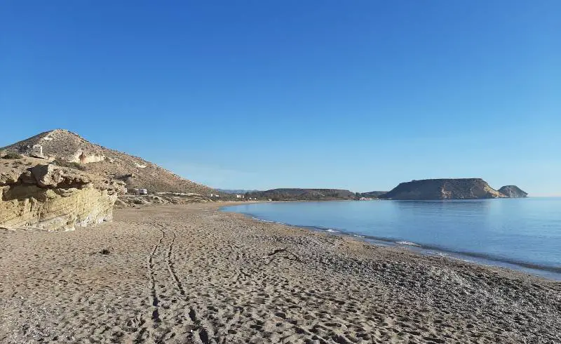 Photo de Playa las Palmeras avec sable noir & galets de surface