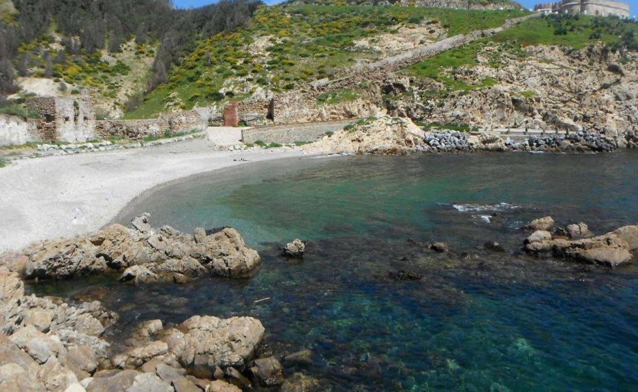 Photo de Cala del Desnarigado avec caillou clair de surface