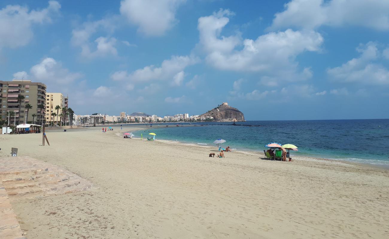 Photo de Playa de Poniente avec caillou fin brun de surface