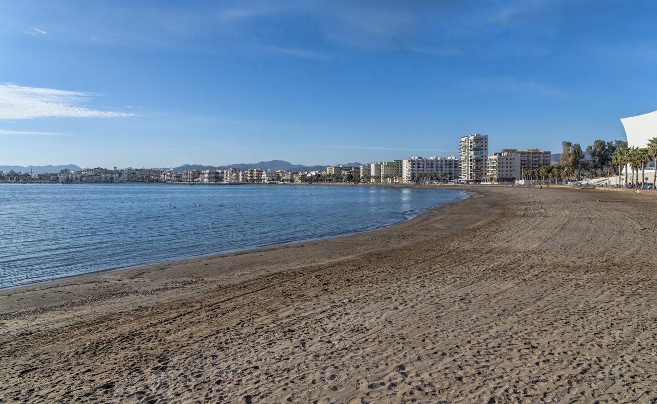 Photo de Playa de las Delicias avec sable noir avec caillou de surface