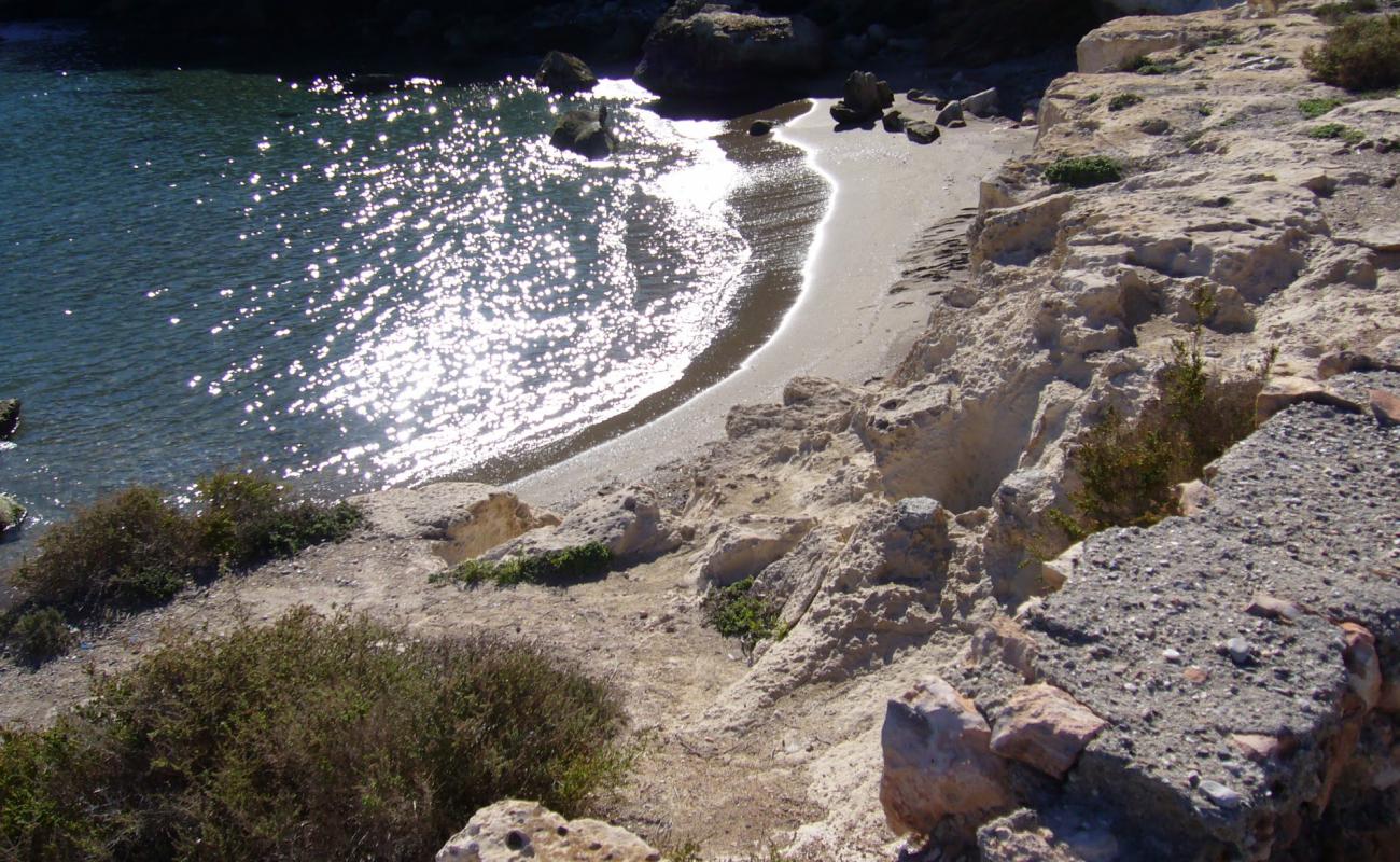 Photo de Playa de Calabarrilla avec sable brun de surface