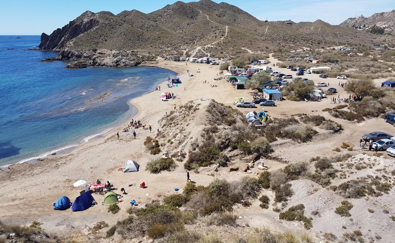 Photo de Playa del Arroz avec sable de coquillages gris de surface