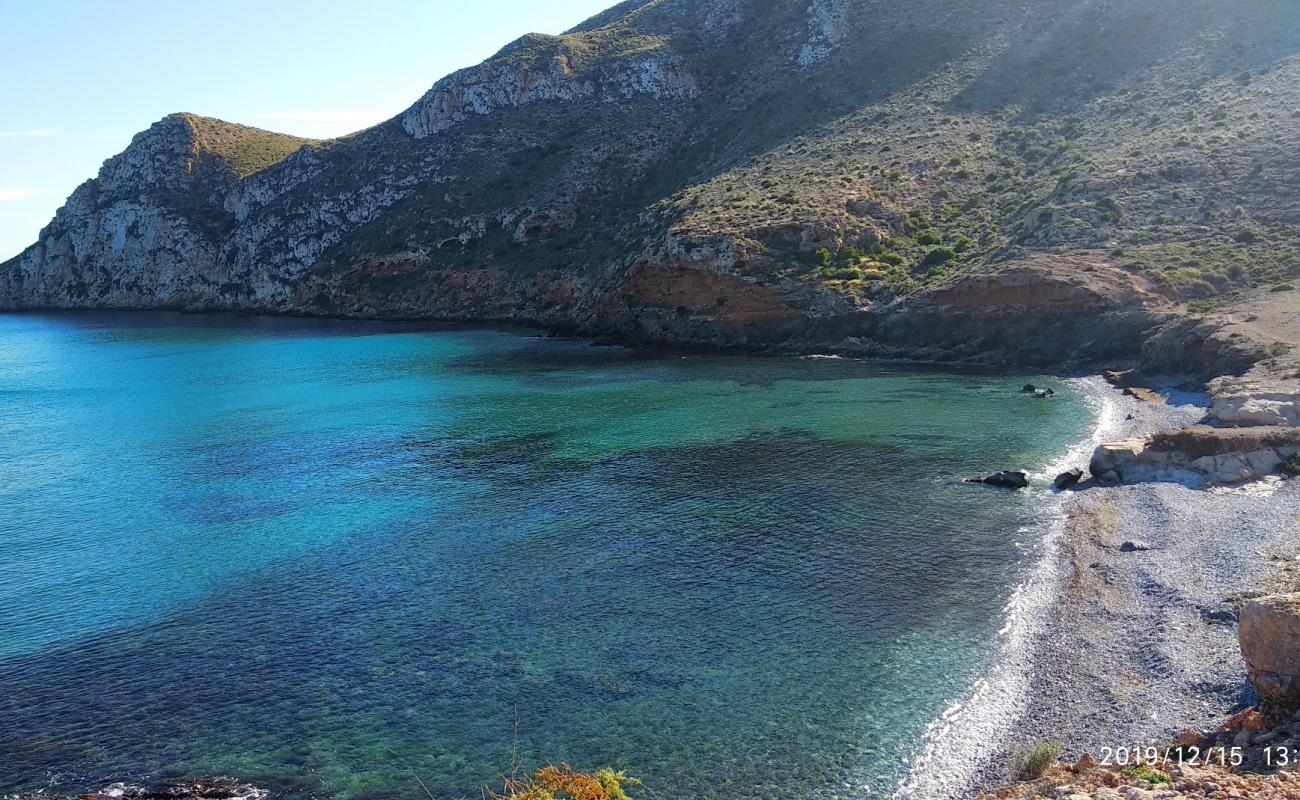 Photo de Playa Ensenada de la Fuente avec sable coquillier gris de surface