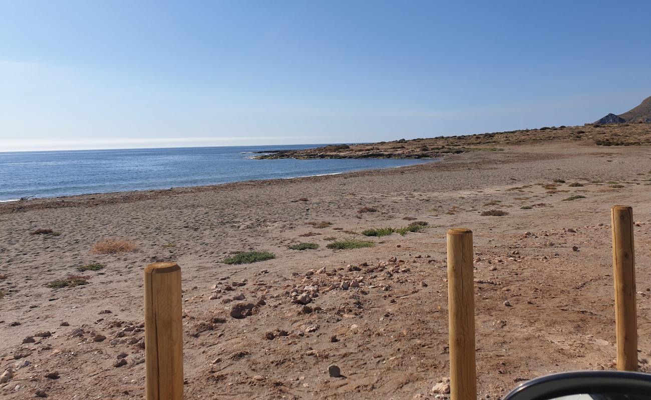 Photo de Playa del Rafal avec sable noir avec caillou de surface