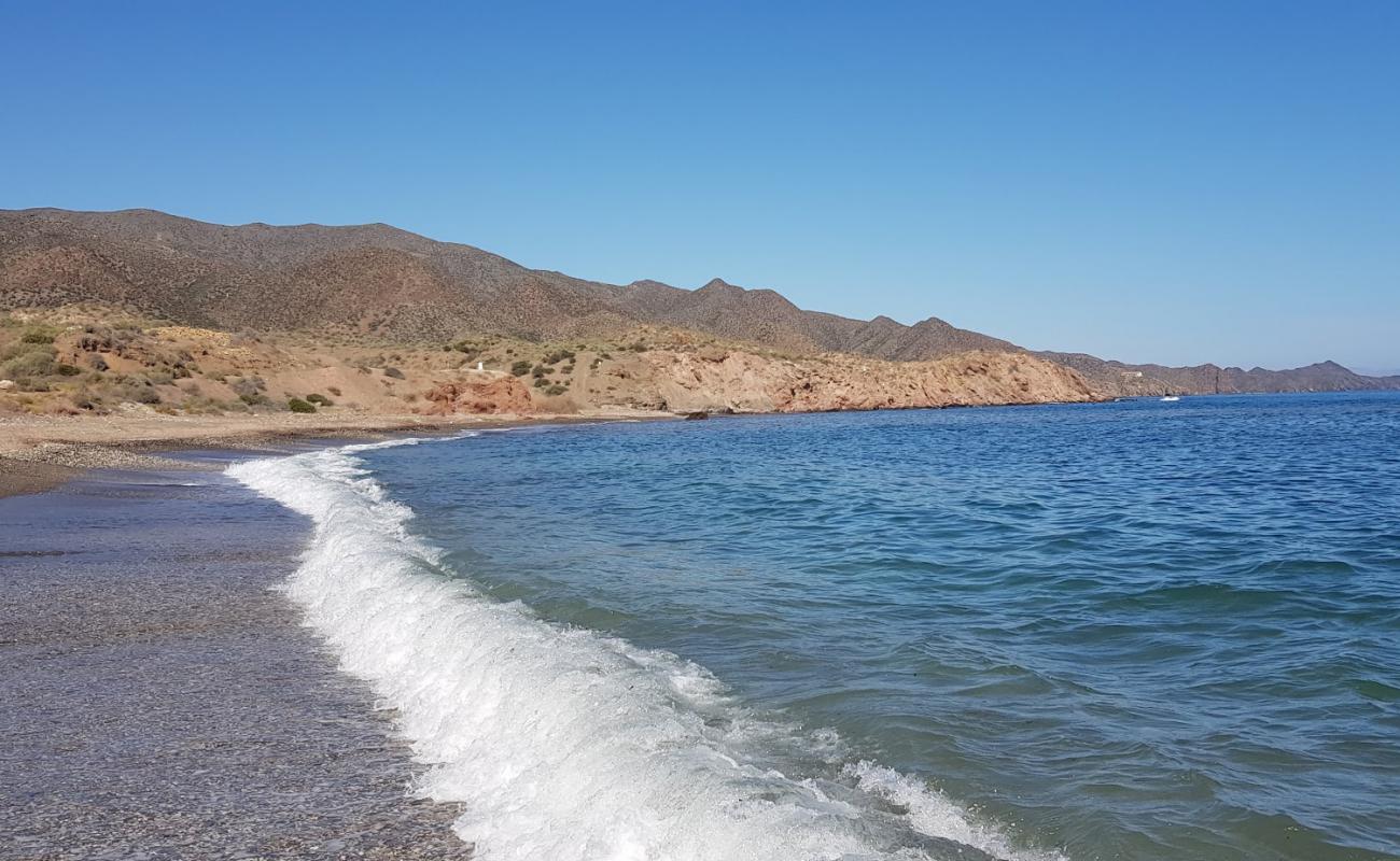 Photo de Playa el Melarco avec sable gris & rochers de surface