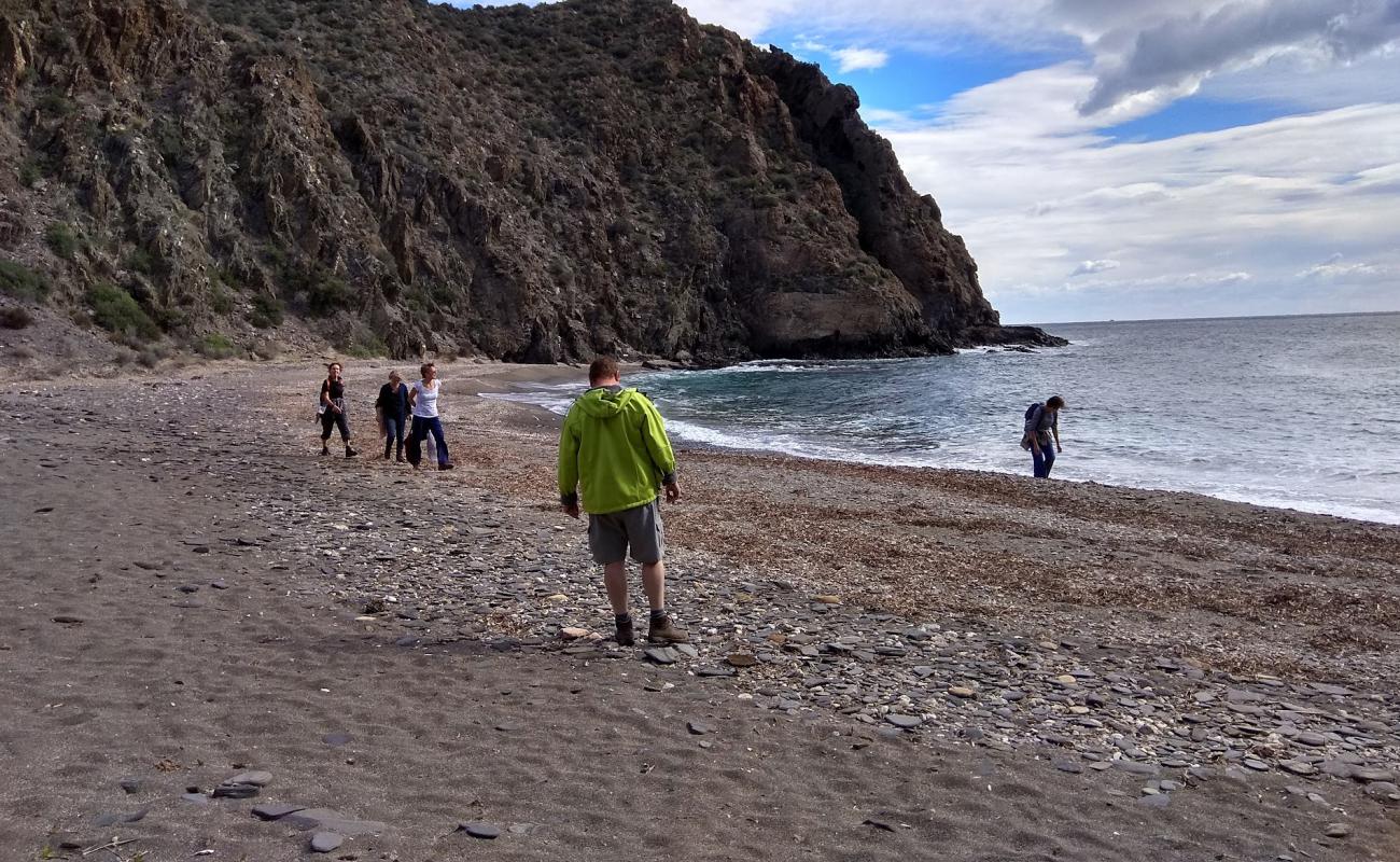 Photo de Cala Honda avec sable gris avec caillou de surface