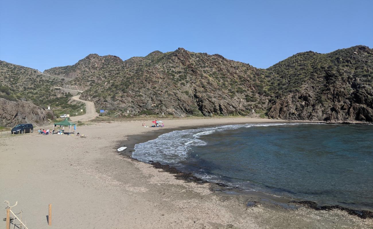 Photo de Playa del Siscal avec sable brun de surface