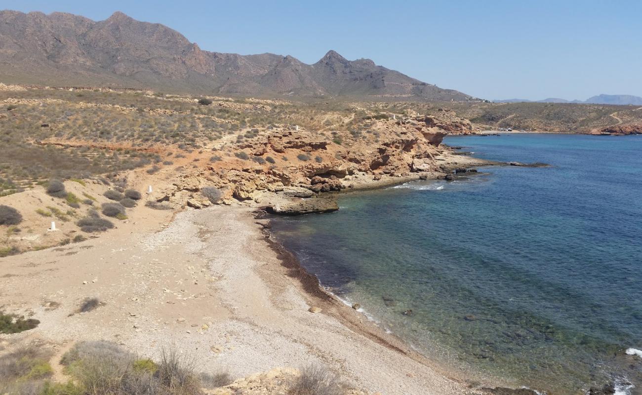 Photo de Cala del Barranco Ancho avec sable gris avec roches de surface