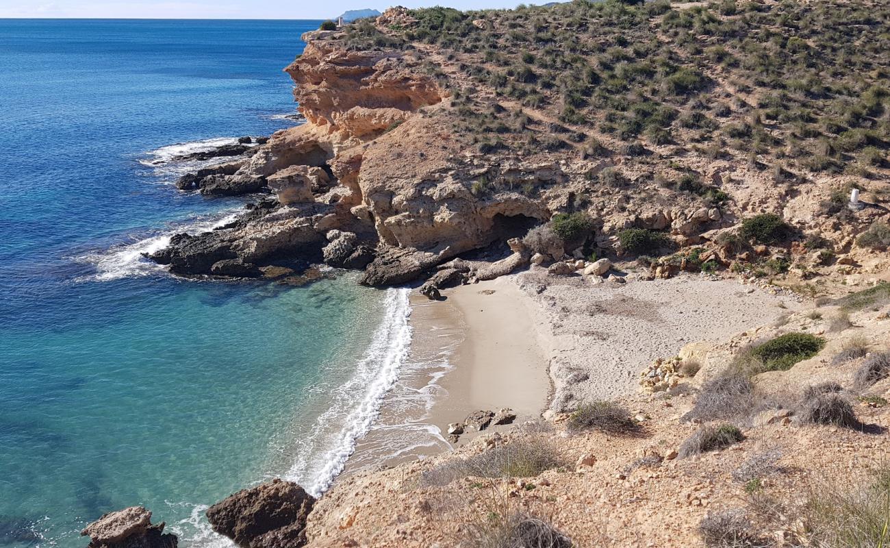 Photo de Cala Desnuda avec sable gris de surface