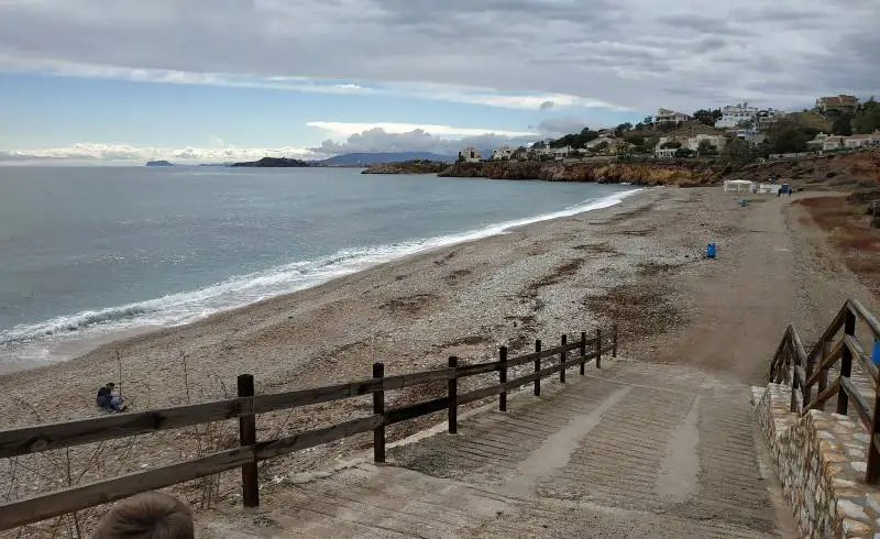 Photo de Playa del Corral avec sable noir & galets de surface