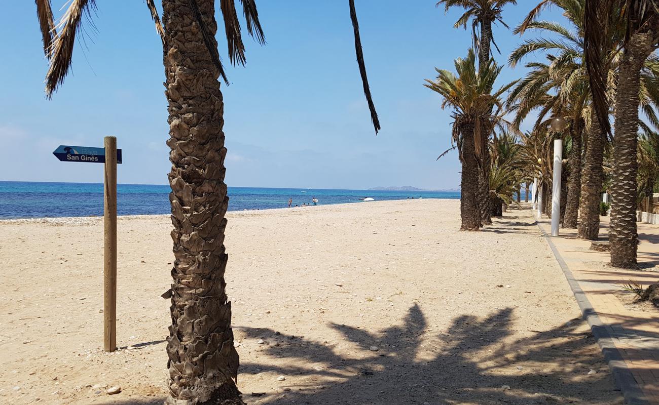 Photo de Playa de San Gines avec sable gris & rochers de surface