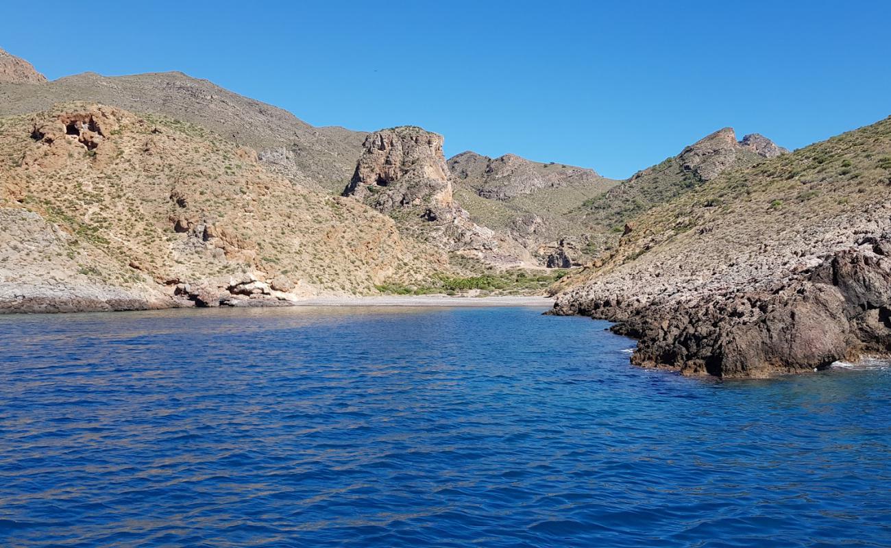 Photo de Playa Cala Cerrada avec caillou fin gris de surface