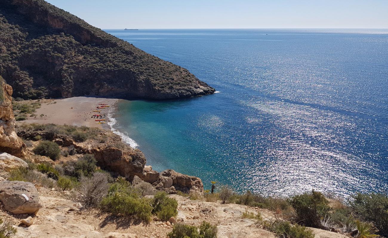 Photo de Cala Aguilar avec sable coquillier gris de surface