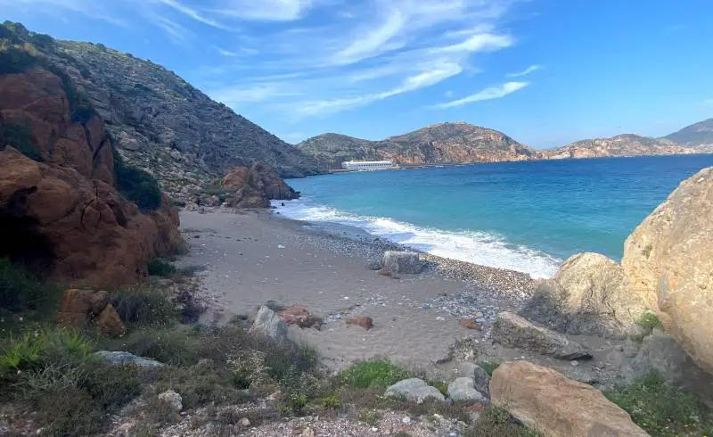 Photo de Playa de la Parajola avec sable gris & galets de surface