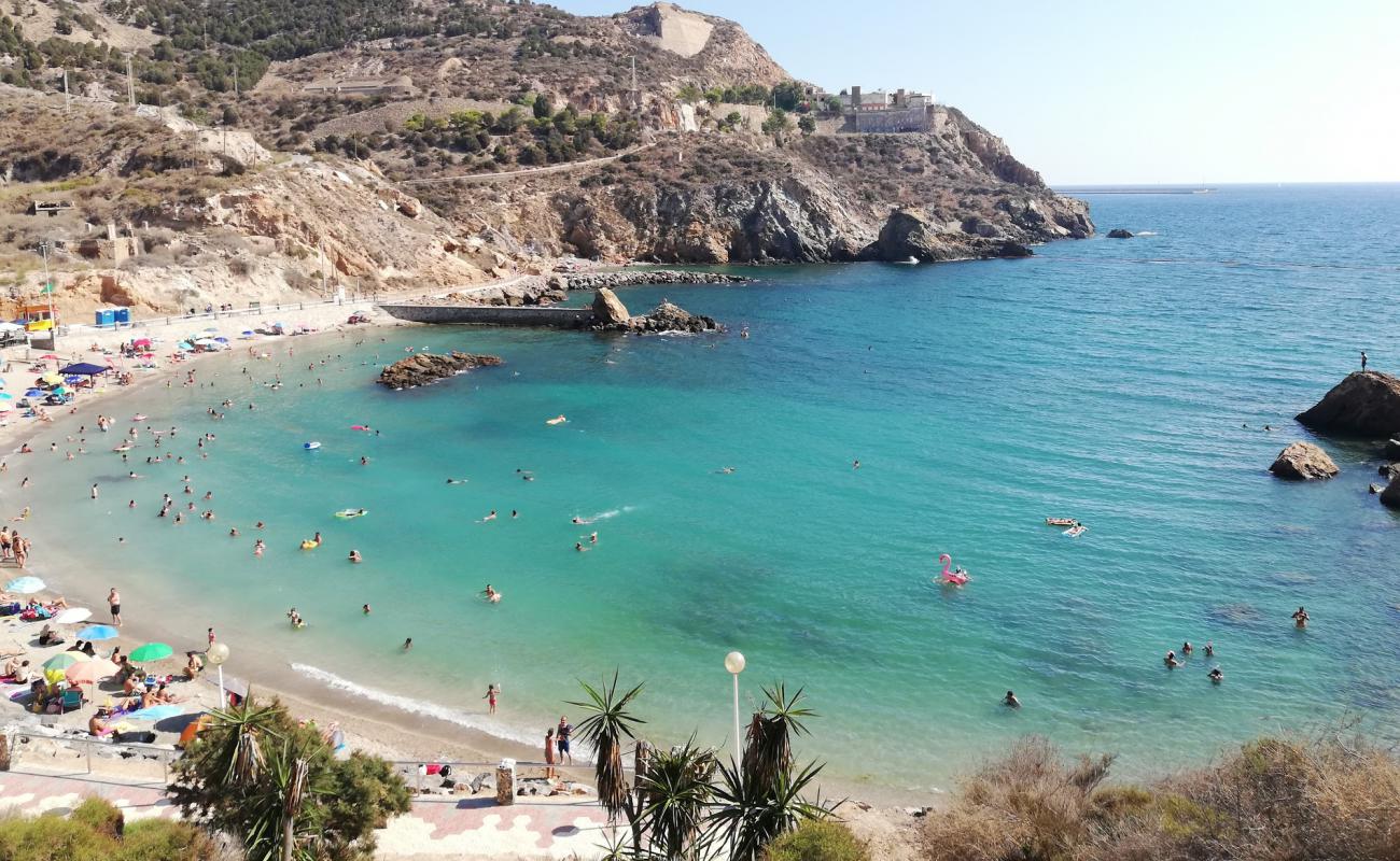 Photo de Playa La Cortina avec sable de coquillages marron de surface