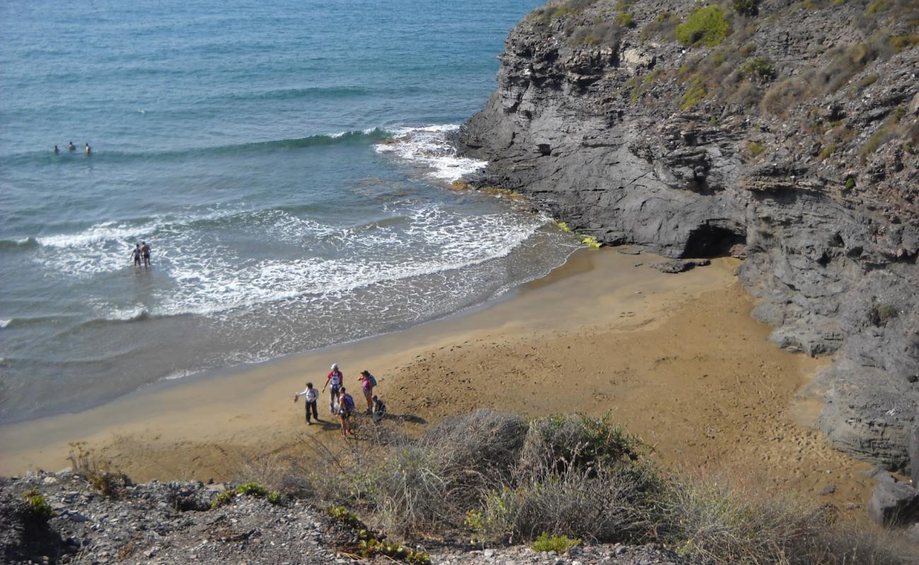 Photo de Cala Golera avec sable brun de surface