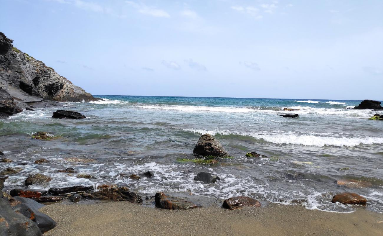 Photo de Cala del Cuervo Beach avec sable gris avec caillou de surface