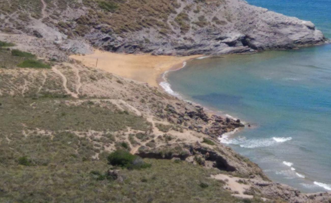 Photo de Cala de Huncos avec sable brun de surface