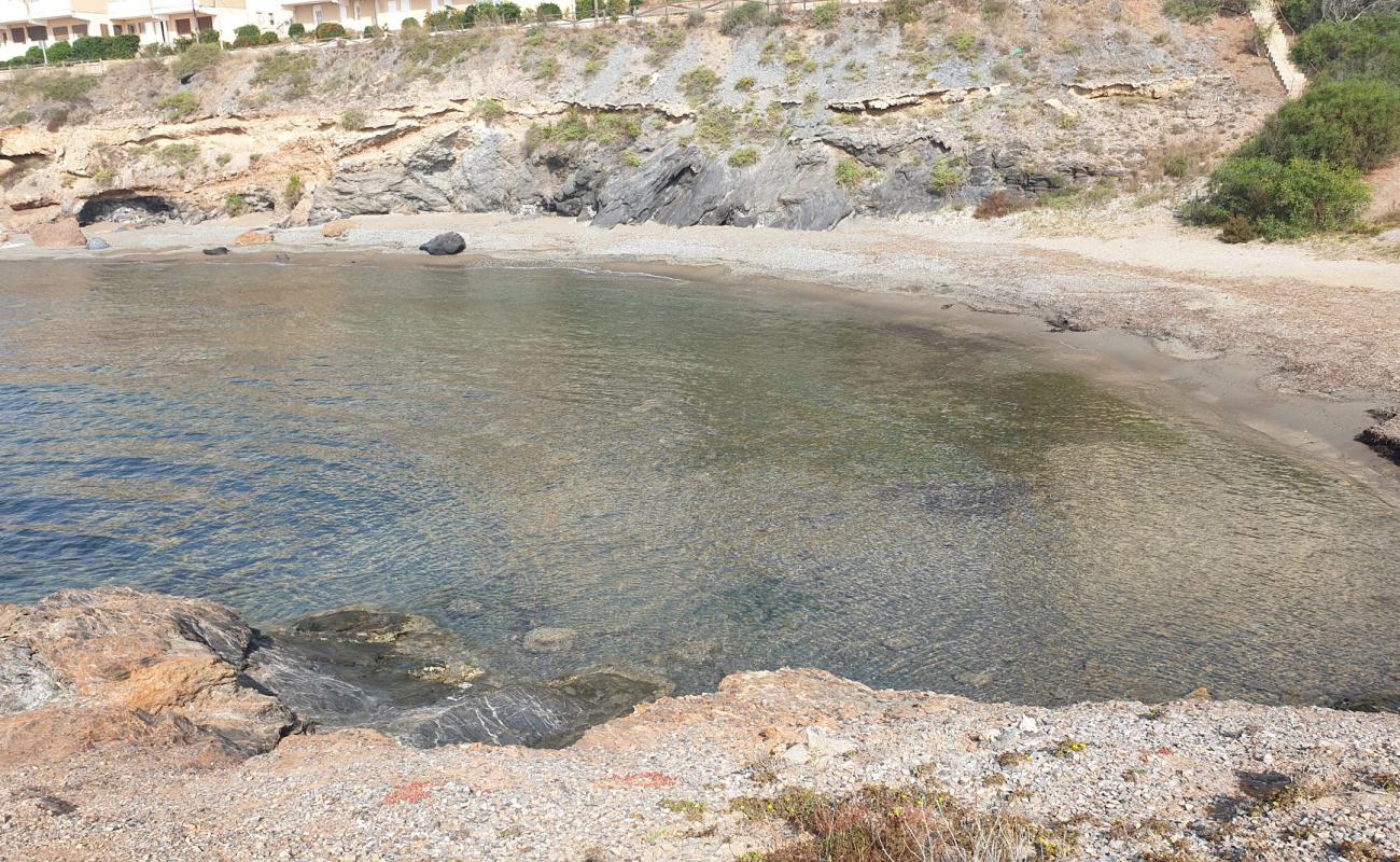 Photo de Cala Flores avec sable gris avec caillou de surface