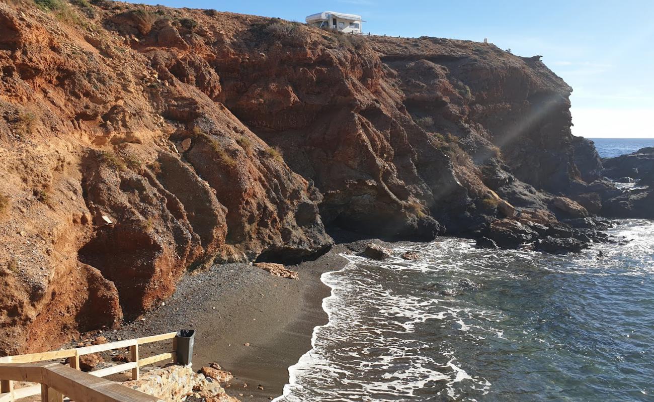 Photo de Cala Roja avec sable coquillier gris de surface