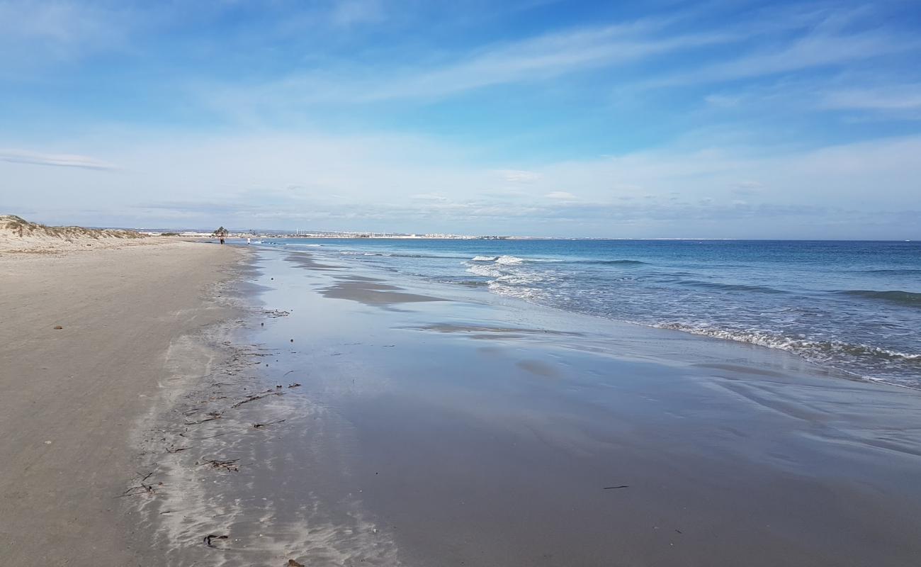 Photo de Playa de la Llana avec sable lumineux de surface