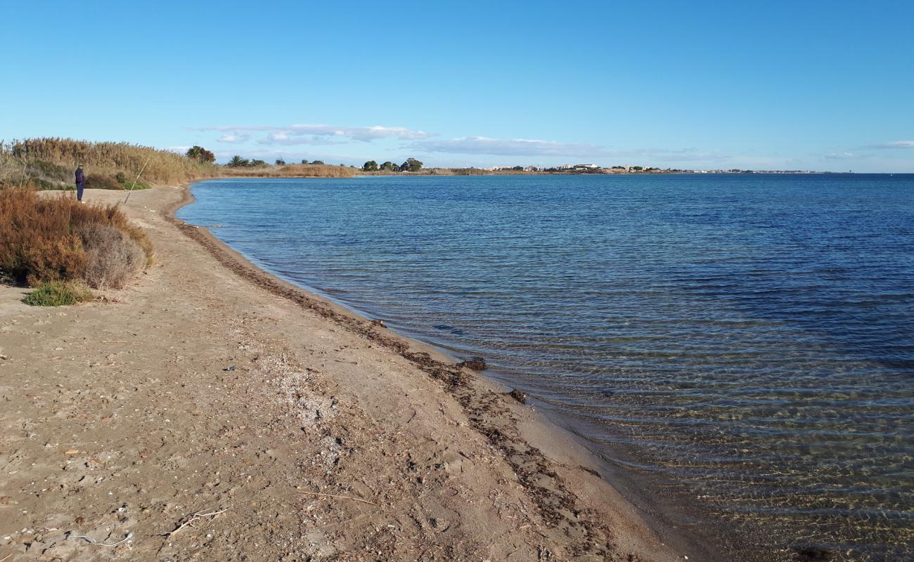 Photo de Playa el Carmoli avec sable de coquillages marron de surface