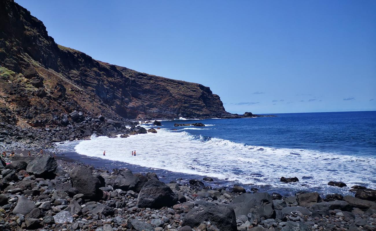 Photo de Playa de Callejoncito II avec sable blanc & rochers de surface