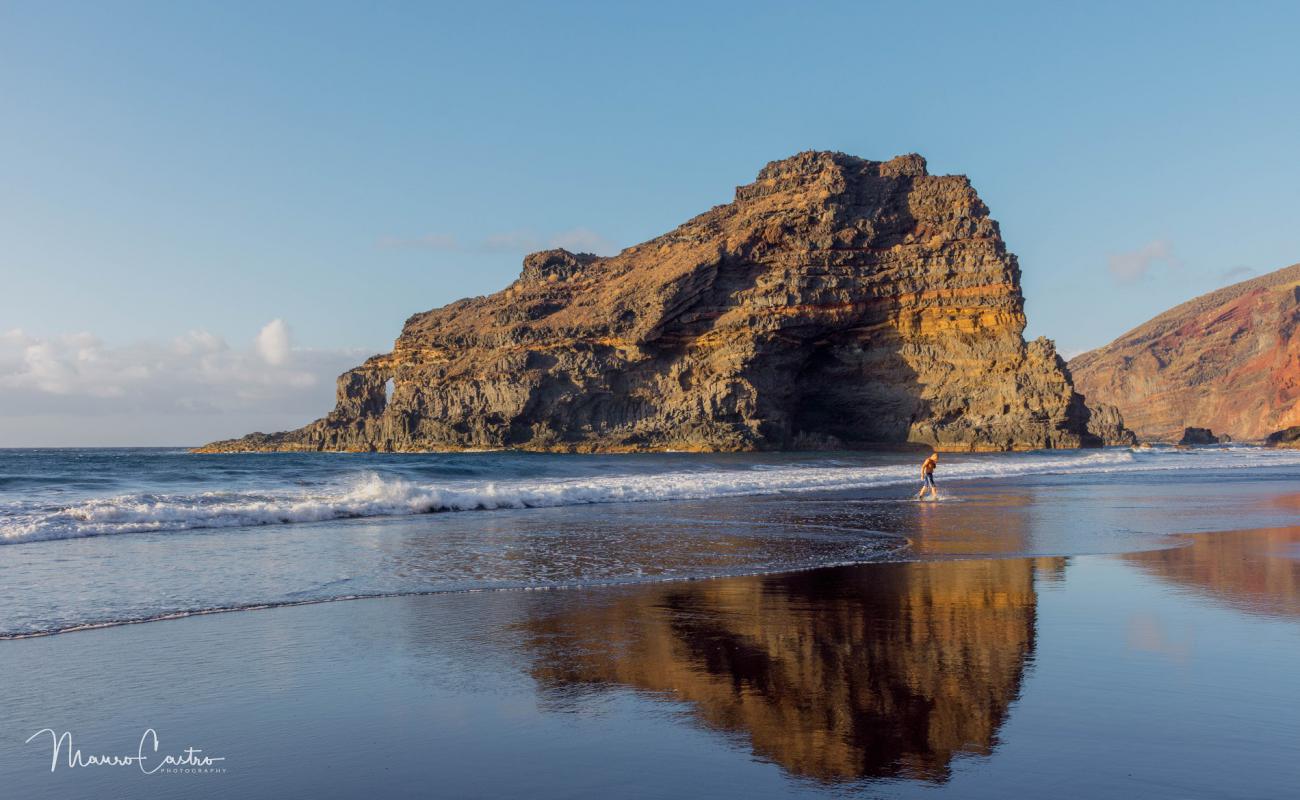 Photo de Playa de Bujaren avec sable noir de surface