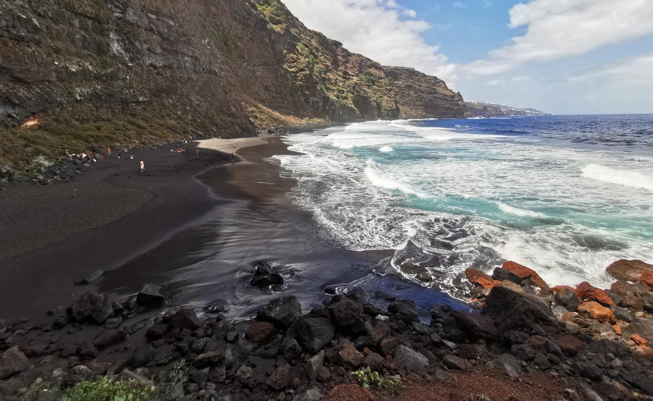 Photo de Playa de Nogales avec sable noir de surface