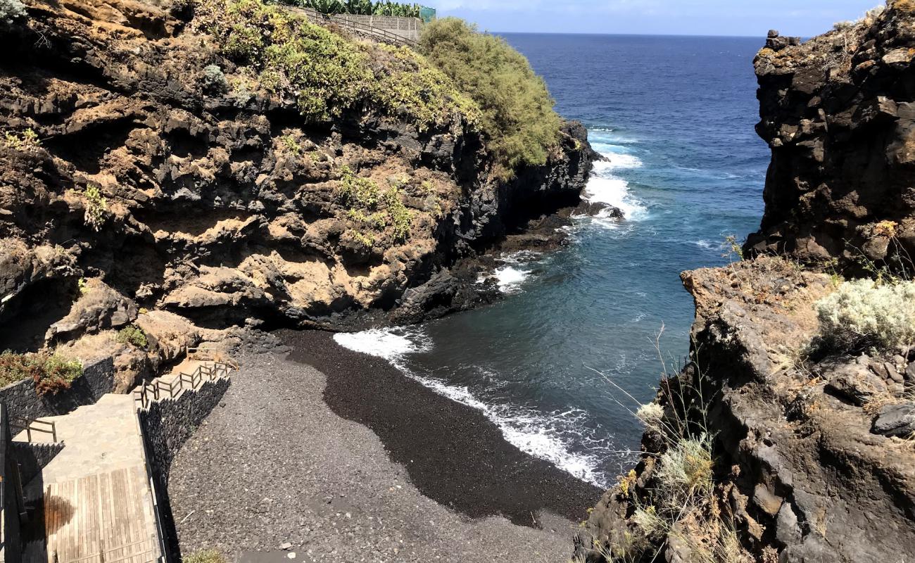 Photo de Cala misteriosa avec sable blanc & rochers de surface