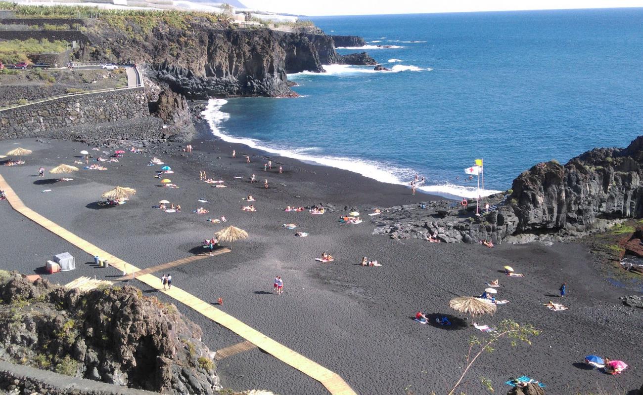 Photo de Playa de Charco Verde avec sable noir de surface