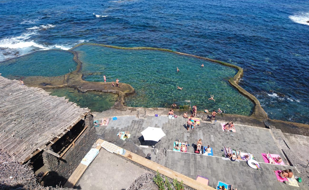 Photo de Natural Pool La Maceta avec surface béton pavée de surface