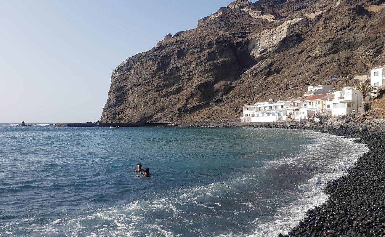 Photo de Playa Alojera avec sable gris avec caillou de surface