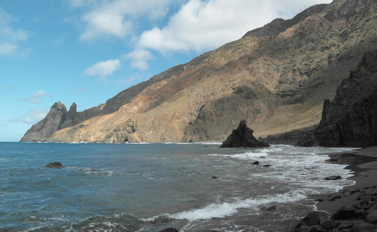 Photo de Playa De Arguamul avec sable gris avec roches de surface