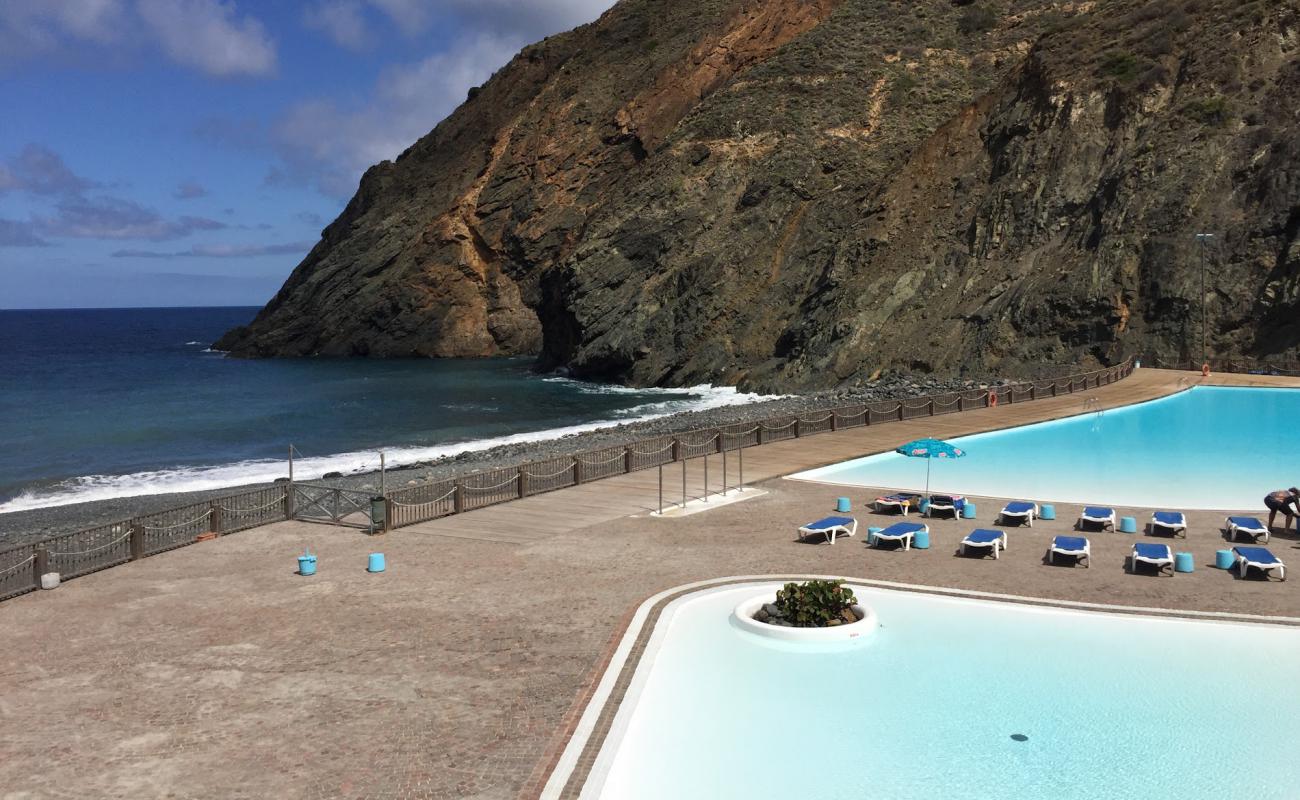 Photo de Playa de Vallehermoso avec sable gris avec roches de surface