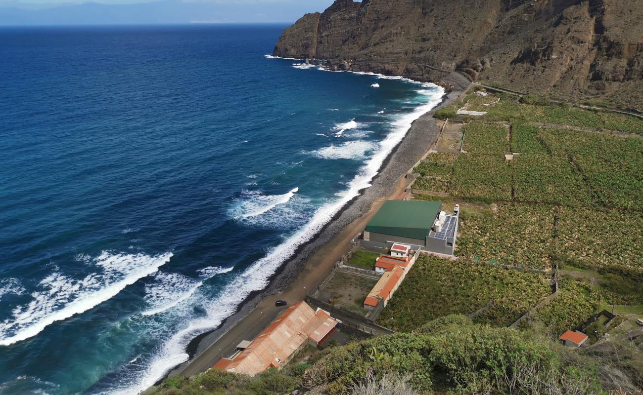 Photo de Playa Hermigua avec sable gris avec roches de surface