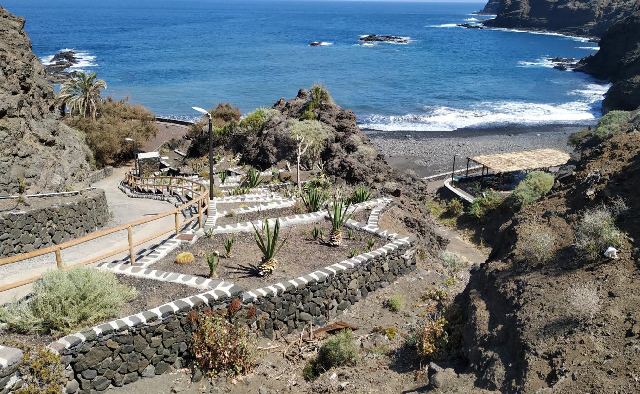 Photo de Playa de la Caleta avec sable gris avec roches de surface