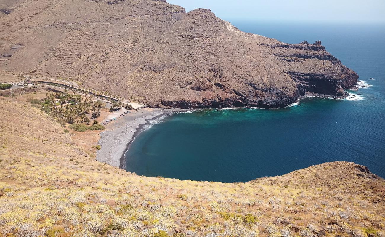 Photo de Playa de Avalo avec sable gris avec roches de surface