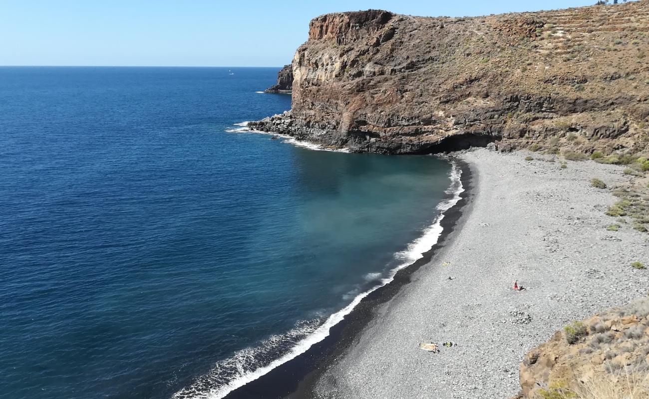 Photo de Playa del Medio avec sable gris avec roches de surface