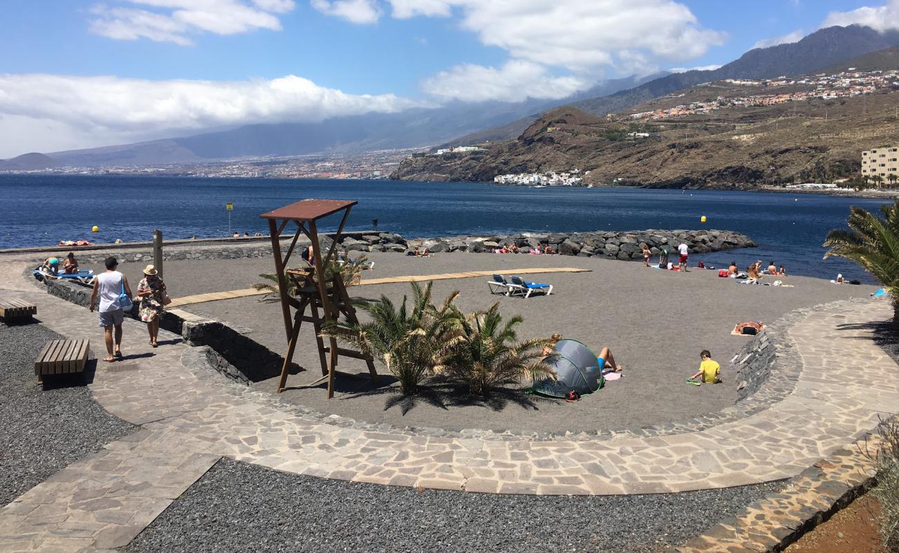 Photo de Playa de Radazul avec sable gris de surface