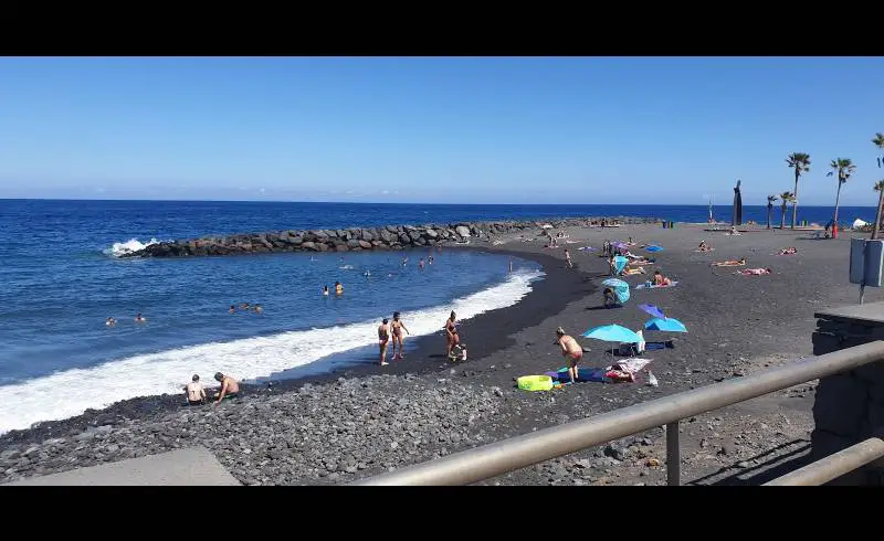 Photo de Playa Las Arenas avec sable gris avec caillou de surface