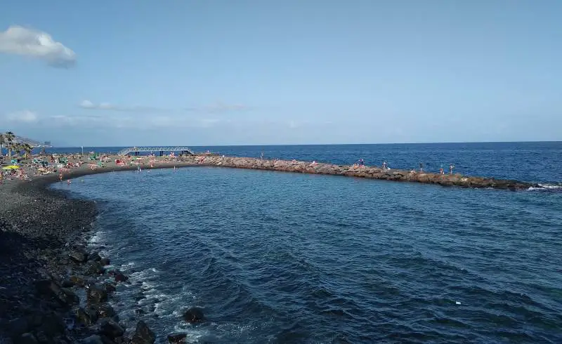 Photo de Playa La Arenita avec sable gris avec caillou de surface