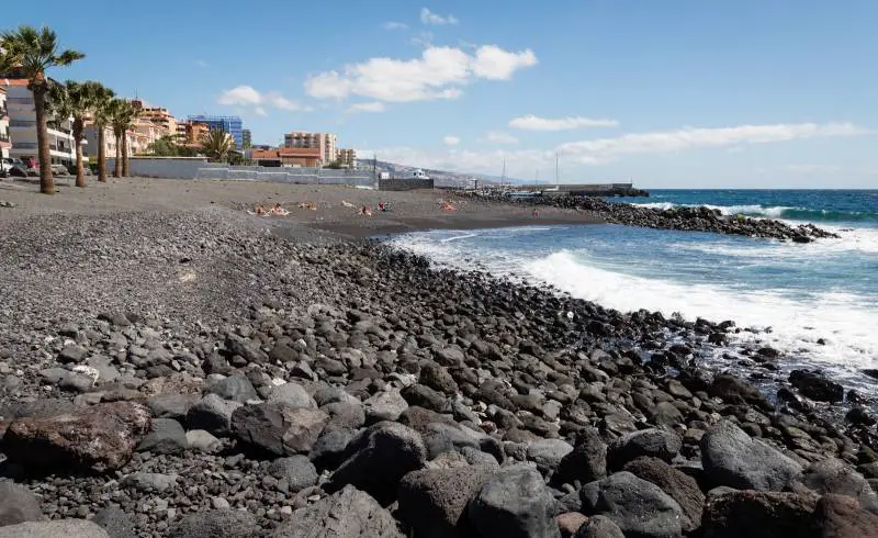 Photo de Playa de Olegario avec sable gris avec roches de surface