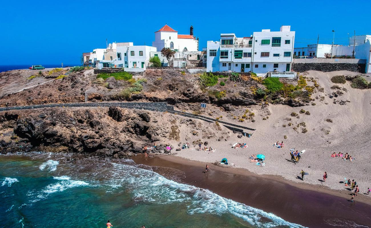 Photo de Playa el Poris avec sable brun de surface