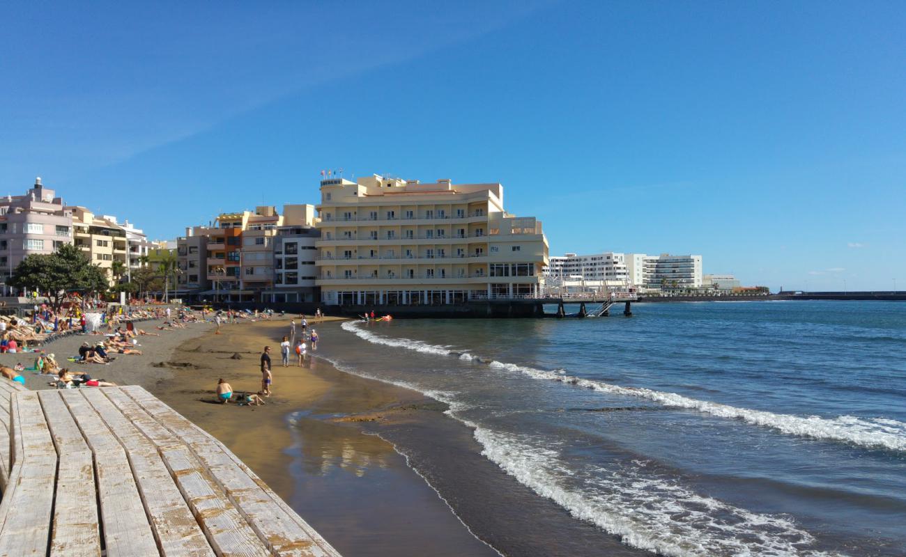Photo de Playa el medano avec sable brun de surface