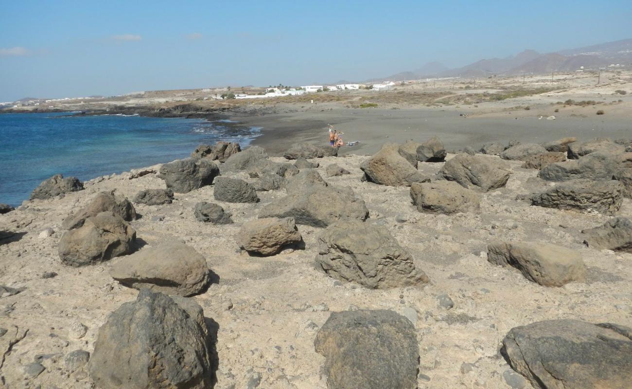 Photo de Playa del Horno avec sable brun de surface